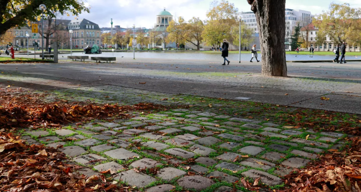 Vor der Stuttgarter Oper am Eckensee erinnert ein Denkmal an die Opfer der AIDS-Pandemie. (© Timo Mäule)
