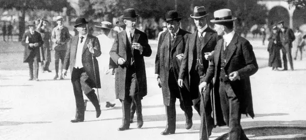 Friedrich Ebert in Stuttgart vor einem Kunstgebäude. Foto: LMZ Baden-Württemberg Nach dem Kapp-Putsch 1920: Friedrich Ebert in Stuttgart vor einem Kunstgebäude.