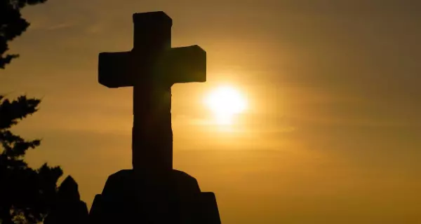 Kreuz im Sonnenlicht. Foto: Pixabay. com | sspiehs3