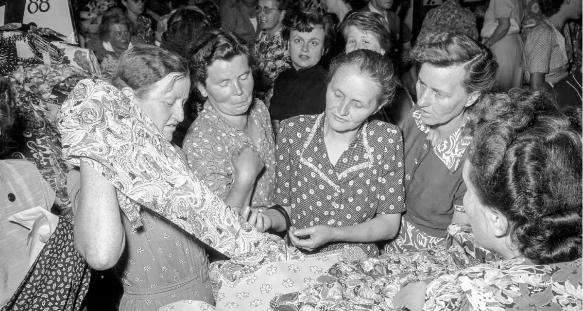 1953: Sommerschlussverkauf in einem Karlsruher Kaufhaus.
