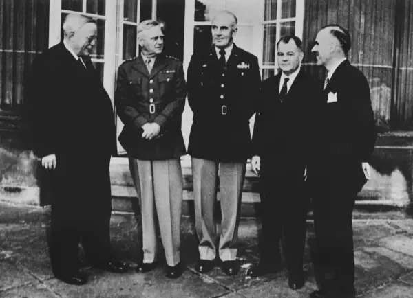 Agieren unter der US-amerikanischen Besatzungsmacht: Reinhold Maier (FDP/DVP), Ministerpräsident von Württemberg-Baden (ganz links), mit Vertretern der US-Besatzungsmacht, aufgenommen 1947 vor der Villa Reitzenstein in Stuttgart. Foto: LMZ Baden-Württemberg
