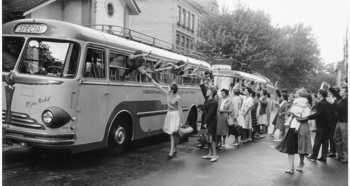 1958: Städtepartnerschaft: Französische Jugendliche verabschieden sich von ihren Offenburger Gastfamilien