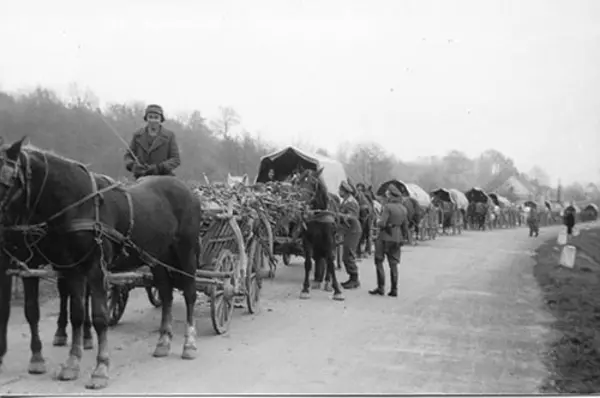 Ein donauschwäbischer Flüchtlingstreck im Jahr 1944 aus der Gemeinde Sarwasch (Slawonien) im Nordosten des heutigen Kroatien auf dem Weg in den Westen. Foto: Donauschwäbisches Zentralmuseum Ulm (DZM)