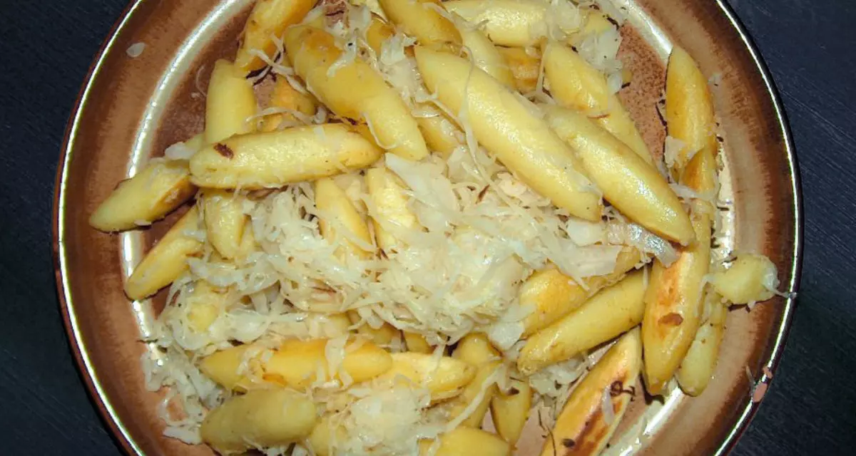 Schupfnudeln mit Sauerkraut. Foto: Wikimedia Commons | Markus Hagenlocher | CC BY-SA 3.0