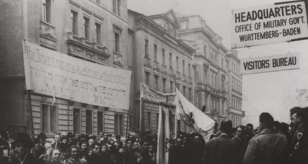 Demonstration jüdischer DPs vor dem Sitz der amerikanischen Militärregierung in Stuttgart. Die Demonstranten fordern die Einreise nach Palästina. [Stadtarchiv Stuttgart]