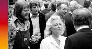 Grüne Abgeordnete überreichen Ministerpräsident Lothar Späth 1980 einen Kaktus. Foto: LMZ Baden-Württemberg