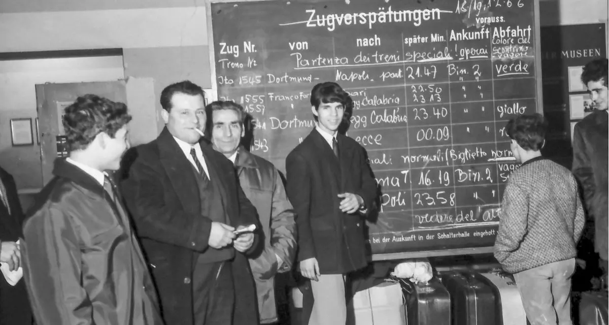1966: Italienische Arbeitsmigranten warten kurz vor Weihnachten am Freiburger Hauptbahnhof auf die Abfahrt der Sonderzüge zurück in die Heimat.
