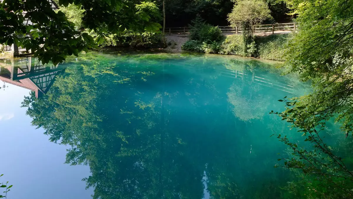 Der Blautopf bei Blaubeuren. Foto: Wikimedia (CC BY-SA 4.0) | Flodur 63