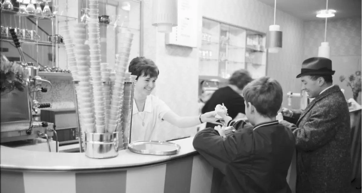 1969: Die Eisdiele „Capri“ in der Karlsruher Kaiserpassage eröffnet die Eissaison.