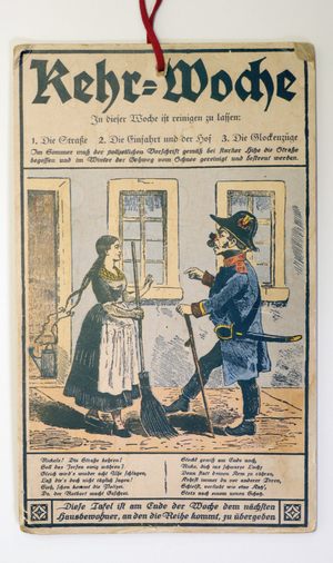 Auf diesem Kehrwochenschild droht der Gassensäuberungsinspektor der Kehrmagd, dem „Rickele“, mit einer Gefängnisstrafe, wenn sie nicht die Straße kehrt. (Abb.: Landesmuseum Württemberg, VK 2016/262, Bildarchiv 494201) 