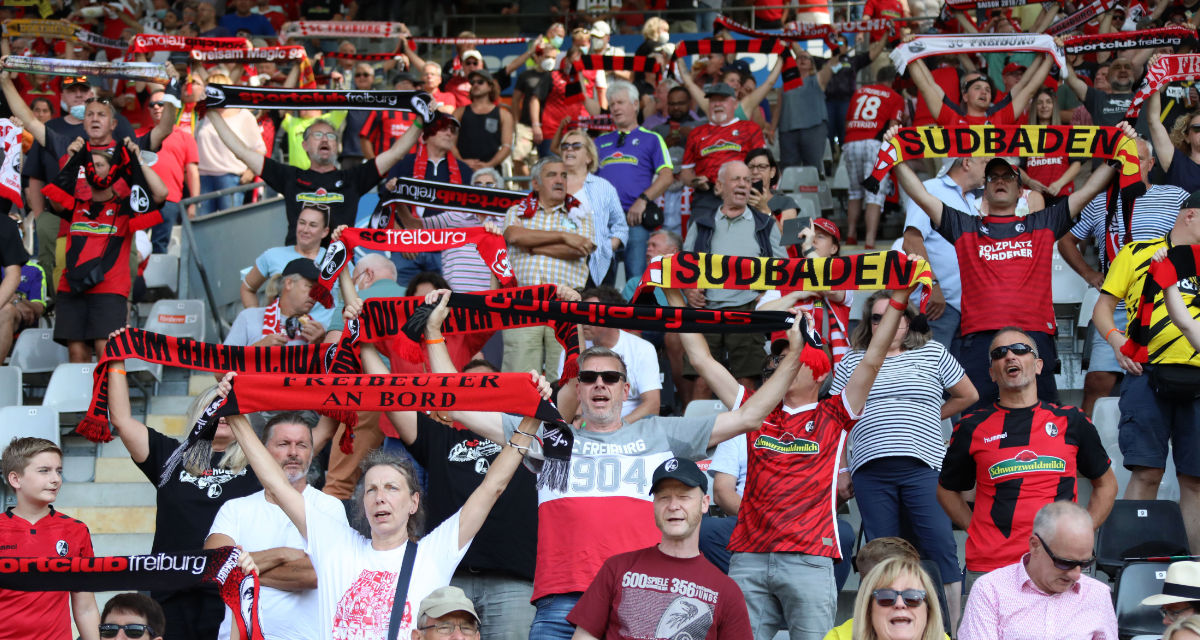 Fans des SC Freiburg singen im Stadion das „Badnerlied“. (Foto: picture alliance/Eibner-Pressefoto | Hahne)