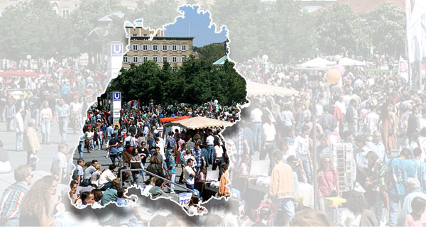 Menschen auf dem Schlossplatz in Stuttgart